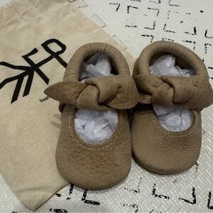 Freshly Picked Weathered Tan Knotted Bow Baby Shoes - Hard sole, size 3
